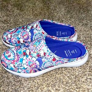 Vera Bradley Hello Kitty Foam Plush Cushion Mule, Size 10